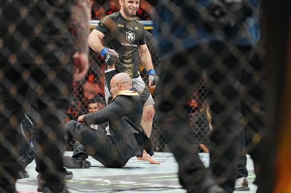 Хабиб отобрал пояса у Уайта, а Хасбик вышел в октагон с шопером – веселье после триумфа Махачева