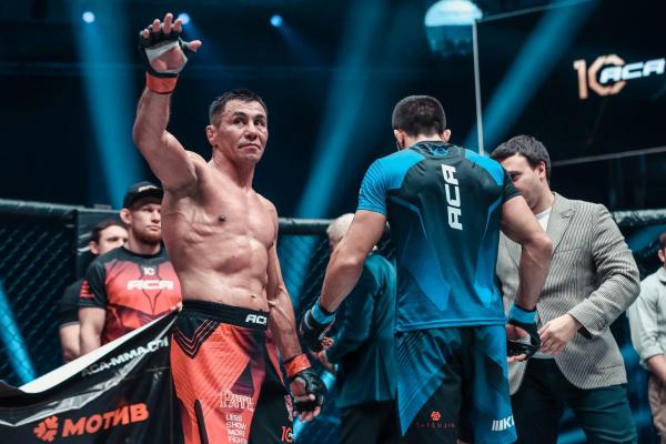 «Могу бутылку пива после тренировки, вечером – две-три рюмки водки». Он дерется в 50 – и не думает завершать