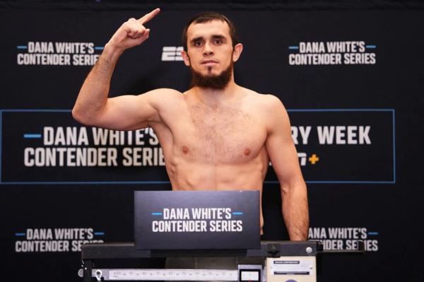 Это он побил друга Конора. Боец-мем из команды Хабиба, которого фанаты сравнивают со свиньей