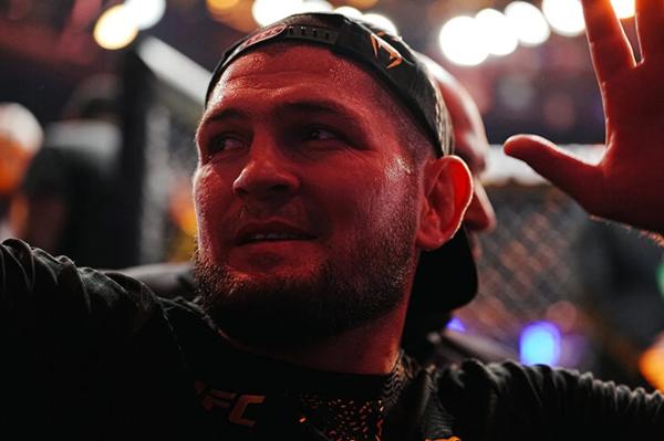 Хабиб отобрал пояса у Уайта, а Хасбик вышел в октагон с шопером – веселье после триумфа Махачева