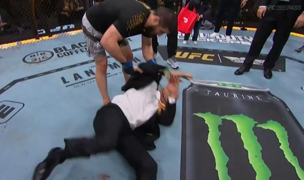 Хабиб отобрал пояса у Уайта, а Хасбик вышел в октагон с шопером – веселье после триумфа Махачева