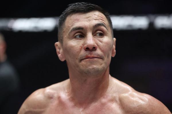 «Могу бутылку пива после тренировки, вечером – две-три рюмки водки». Он дерется в 50 – и не думает завершать