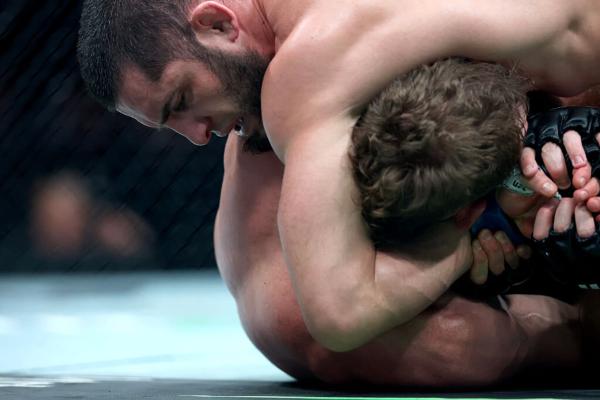 Махачев – со вторым поясом UFC! Разгромил чемпиона и потребовал бой в Белом доме