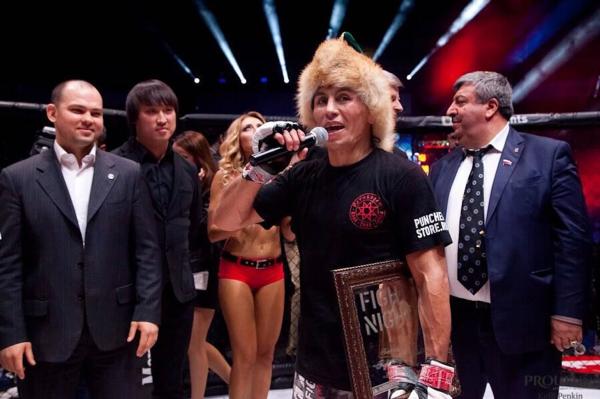 «Могу бутылку пива после тренировки, вечером – две-три рюмки водки». Он дерется в 50 – и не думает завершать