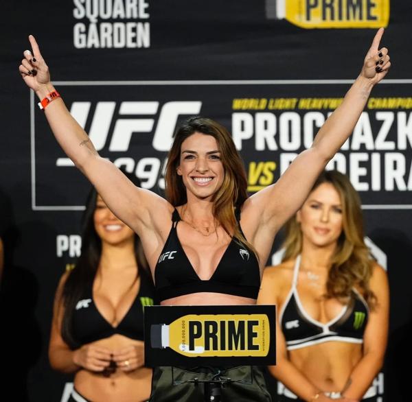 Маккензи Дерн – новая чемпионка UFC. На пресс-конференции перед титульным боем ей сделал комплимент журналист из России!