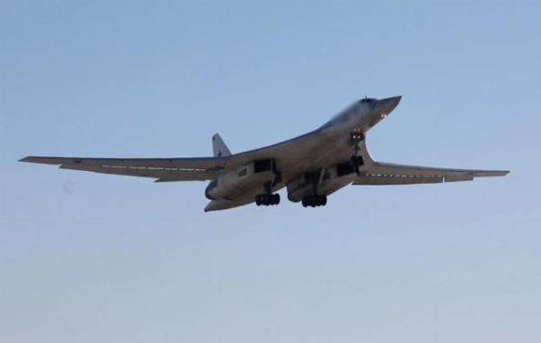 Cтратегические ракетоносцы Ту-160 выполнили полет над Северным Ледовитым океаном