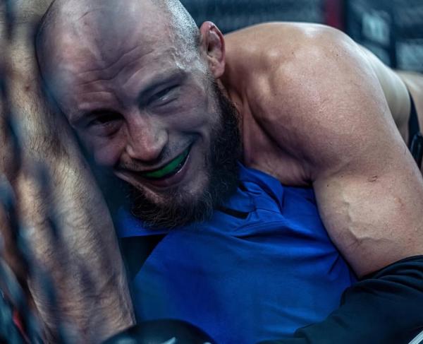 «Могу позволить Ролексы, но у меня Гармин за 100 тысяч». Наш боец UFC не проигрывает 12 лет – большое интервью