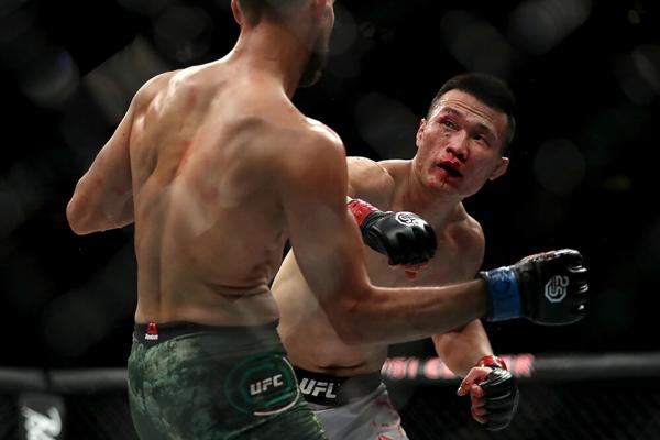 Жуткий нокаут из UFC – локтем по восходящей. На последней секунде боя!