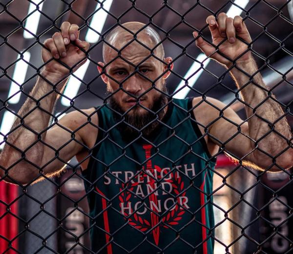 «Могу позволить Ролексы, но у меня Гармин за 100 тысяч». Наш боец UFC не проигрывает 12 лет – большое интервью