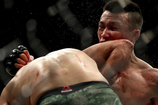 Жуткий нокаут из UFC – локтем по восходящей. На последней секунде боя!