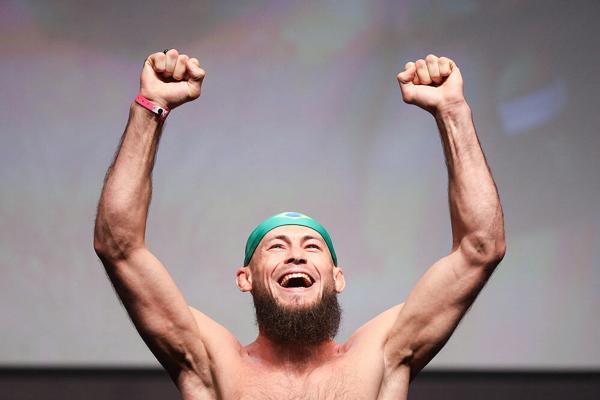 «Могу позволить Ролексы, но у меня Гармин за 100 тысяч». Наш боец UFC не проигрывает 12 лет – большое интервью