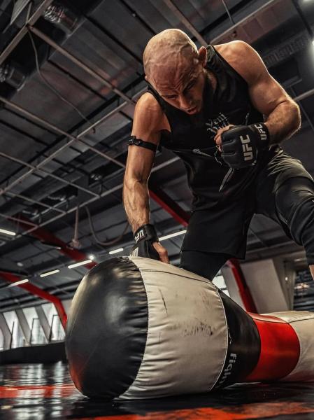 «Могу позволить Ролексы, но у меня Гармин за 100 тысяч». Наш боец UFC не проигрывает 12 лет – большое интервью