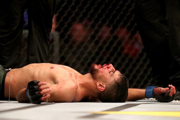 Жуткий нокаут из UFC – локтем по восходящей. На последней секунде боя!